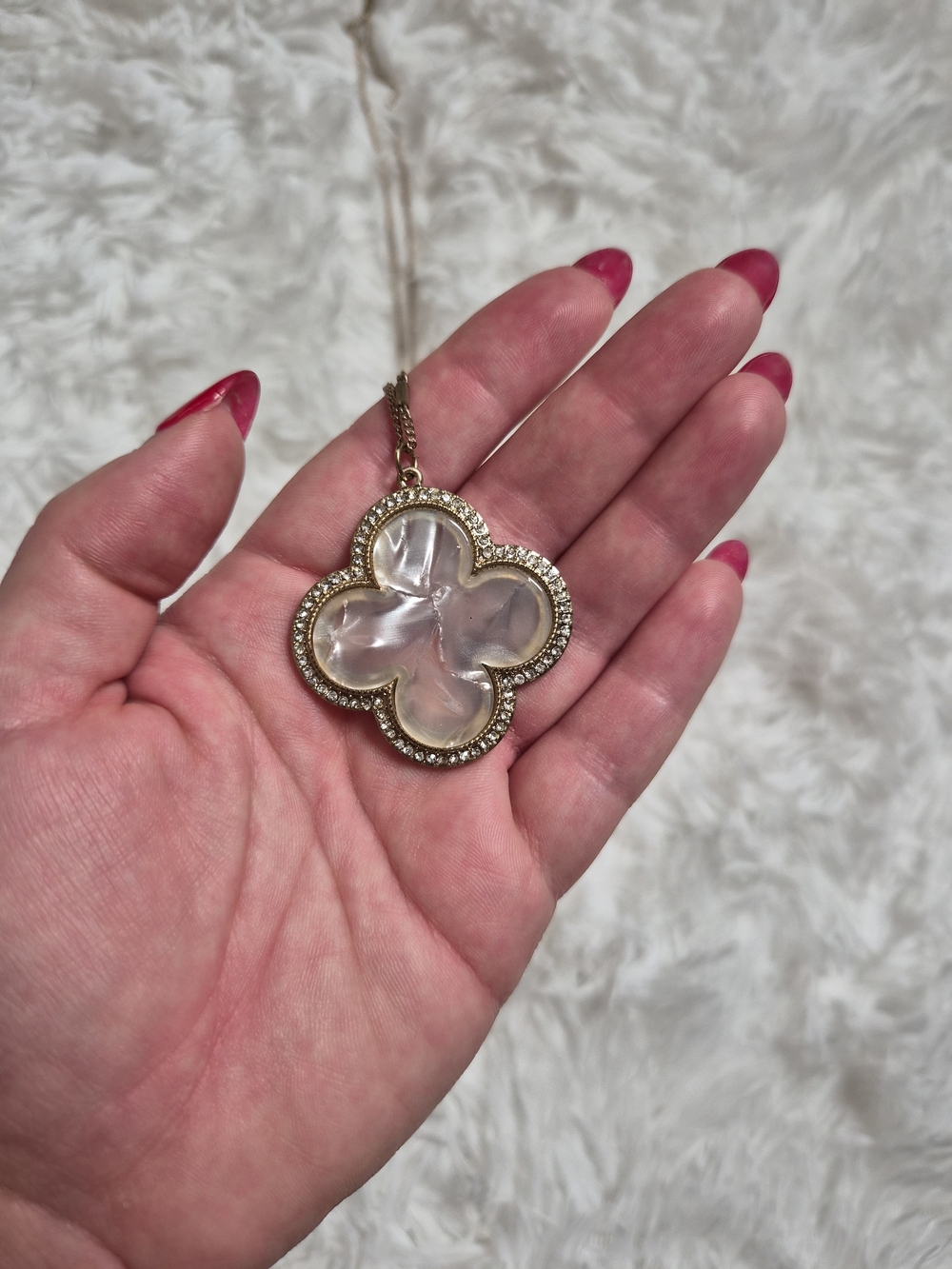 Clover Pendant Necklace Long Chain Gold Tone Faux Mother Of Pearl Chic Classic ✨